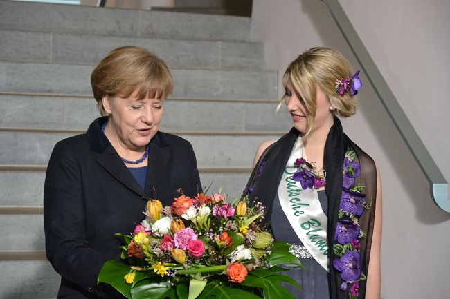 Valentinsaktion-BK_Merkel-Blumenfee_Aumann_pd8_2015