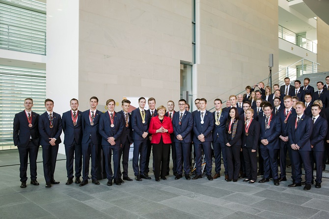 Bundeskanzlerin Angela Merkel empfängt die deutschen Teilnehmer der internationalen Berufsweltmeisterschaft "WorldSkills", im Bundeskanzleramt.