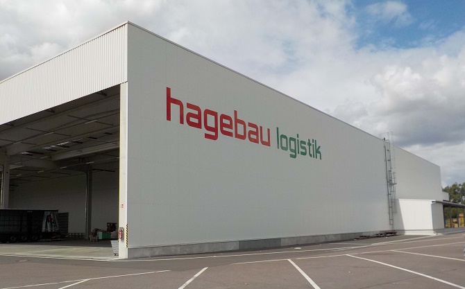 Mit den beiden neu gebauten Hallen inklusive überdachter Verladezone von zusammen mehr als 6.000 m² stärkt die hagebau Logistik ihren Standort in Schleinitz.